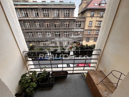 Prodej bytu 1+1 33,7m2 s lodžií 2,2m2 v ulici Charlese de Gaulla, Praha Bubeneč - Fotka 1